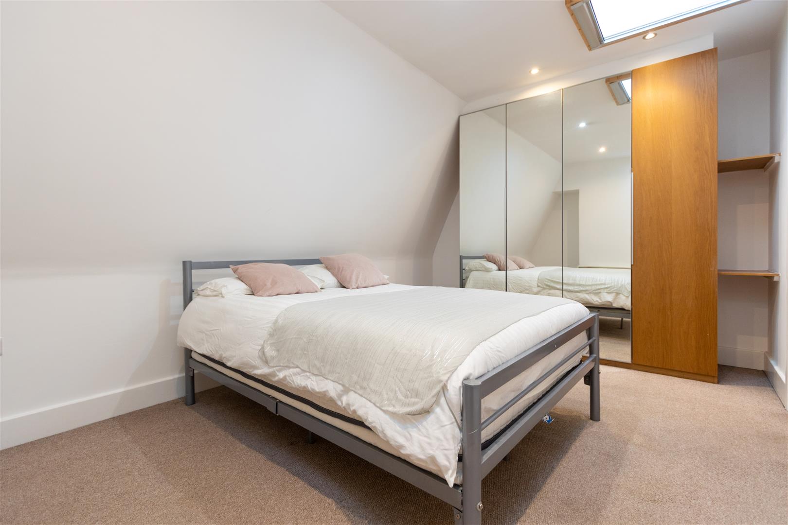 3 bed property in Uxbridge Road, Shepherd's Bush